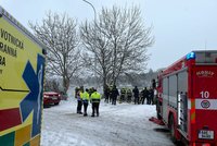 Poplach u Kyjského rybníka: Do vody sjelo auto! Hasiči ho vytáhli