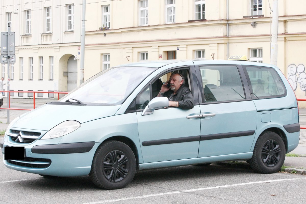 Bývalý lídr Maxim Turbulenc teď křižuje ulice v taxíku.