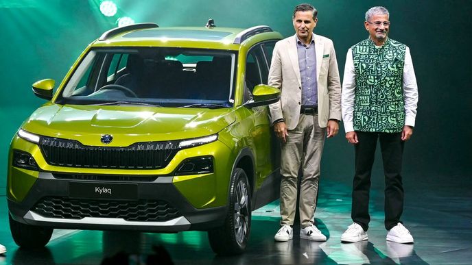 Klaus Zellmer (vlevo), předseda představenstva a generální ředitel Škody Auto, pózuje společně s Piyushem Arorou, výkonným ředitelem a generálním ředitelem společnosti Škoda Auto Volkswagen India, u nově představeného modelu Škoda Kylaq během jeho uvedení na trh v Bombaji 6. listopadu 2024. Klaus Zellmer (vlevo), předseda představenstva a generální ředitel Škody Auto, pózuje společně s Piyushem Arorou, výkonným ředitelem a generálním ředitelem společnosti Škoda Auto Volkswagen India, u nově představeného modelu Škoda Kylaq během jeho uvedení na trh v Bombaji 6. listopadu 2024.