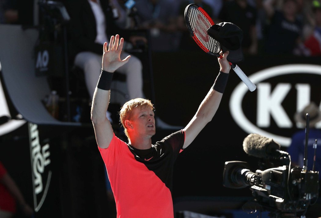 Brit Kyle Edmund je překvapivě v semifinále tenisového Australian Open.