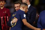 Emmanuel Macron a Kylian Mbappé po prohraném finále.