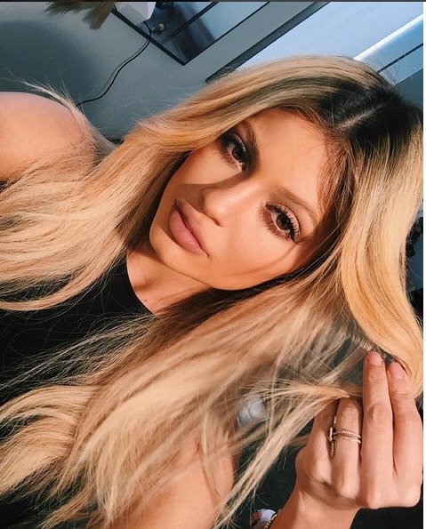 Kylie Jenner je na blond.