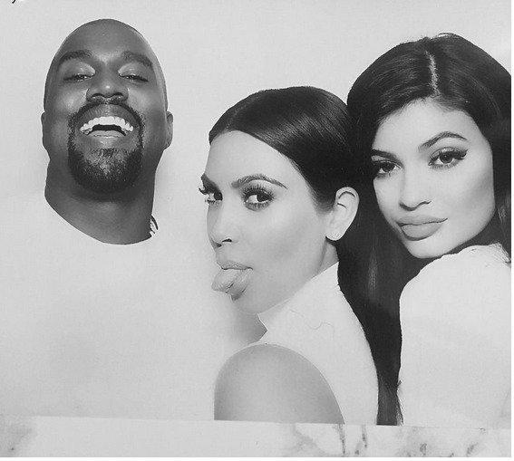 Kylie se svou sestrou Kim a jejím manželem Kanyem.