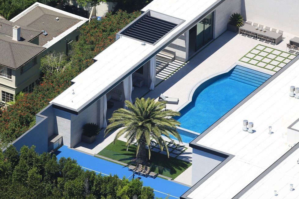 Nová luxusní vila Kylie Jenner za téměř miliardu korun ukrývá 7 ložnic, 14 koupelen, hernu, kino, tenisový kurt nebo 20místnou garáž