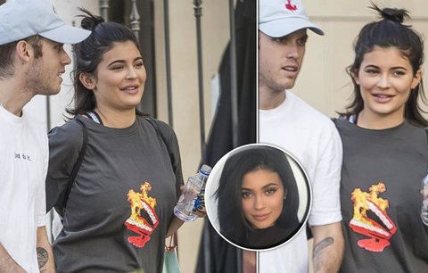 Je Kylie Jenner těhotná?! Nejmladší z Kardashianek bříško maskuje maxi trikem!