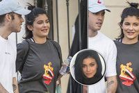 Je Kylie Jenner těhotná?! Nejmladší z Kardashianek bříško maskuje maxi trikem!