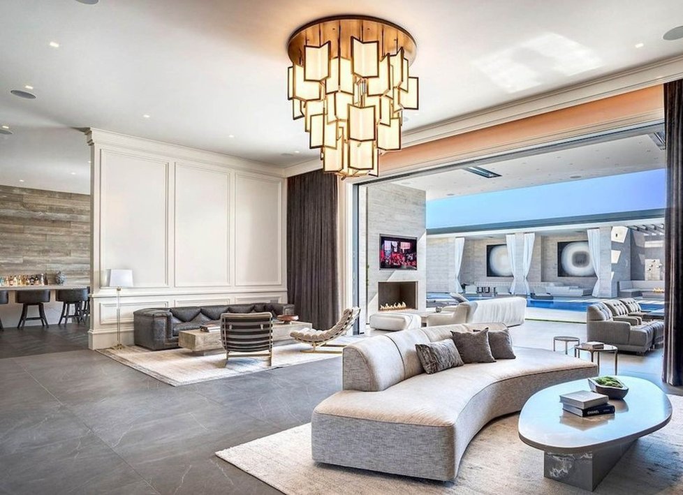 Nová luxusní vila Kylie Jenner za téměř miliardu korun ukrývá 7 ložnic, 14 koupelen, hernu, kino, tenisový kurt nebo 20místnou garáž