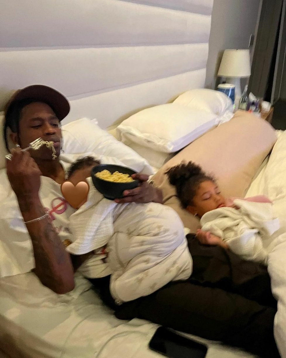 Travis Scott s dcerou Stormi a synem, který ani v 7 měsících nemá jméno