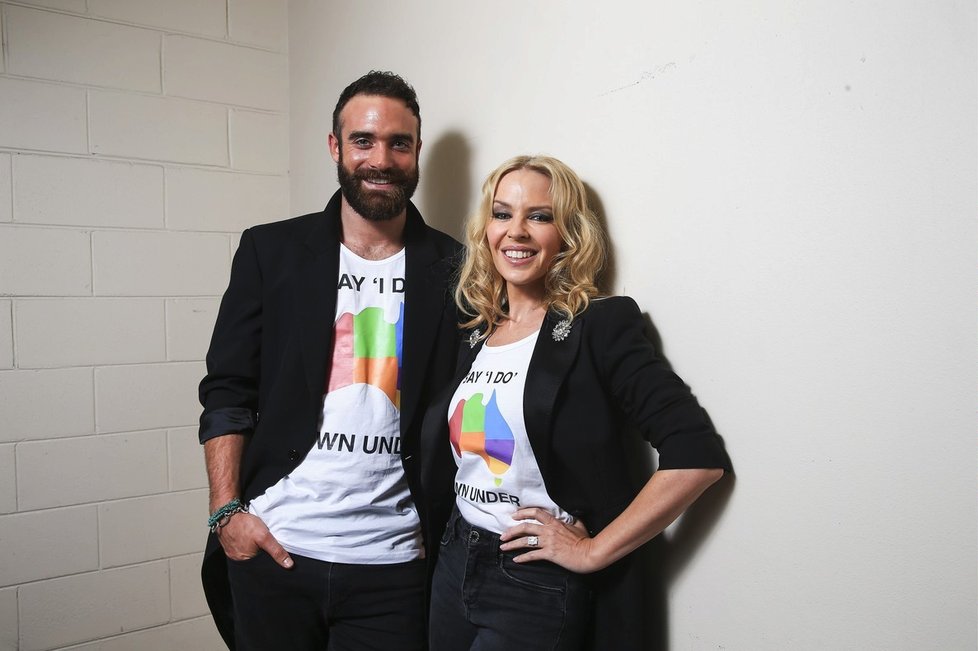 Joshua Sasse a Kylie Minogue již netvoří pár.