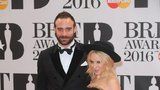 Kylie Minogue chystá svatbu: Ženicha poslala na nastřelení vlasů