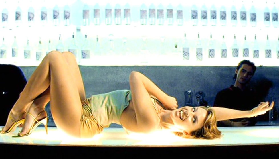 Kylie Minogue ukazuje krásné nohy