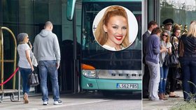 Kylie Minogue míří do Prahy, fanoušci se modlí, aby cestu po D1 přežila ve zdraví...
