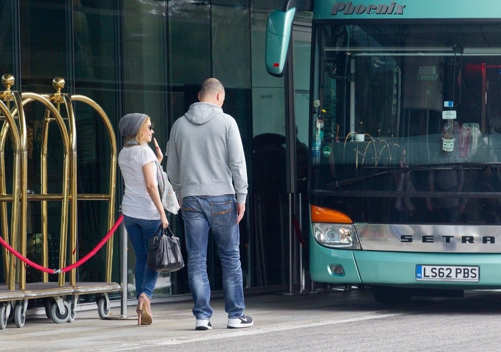 Kylie se řítí do Prahy autobusem.