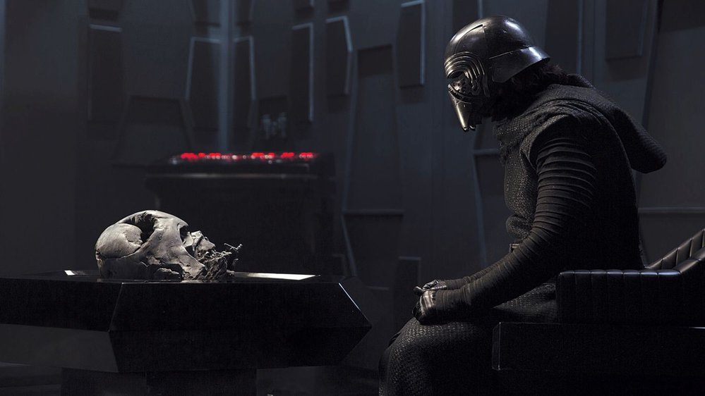 Kylo Ren medituje před ohořelou helmou Dartha Vadera