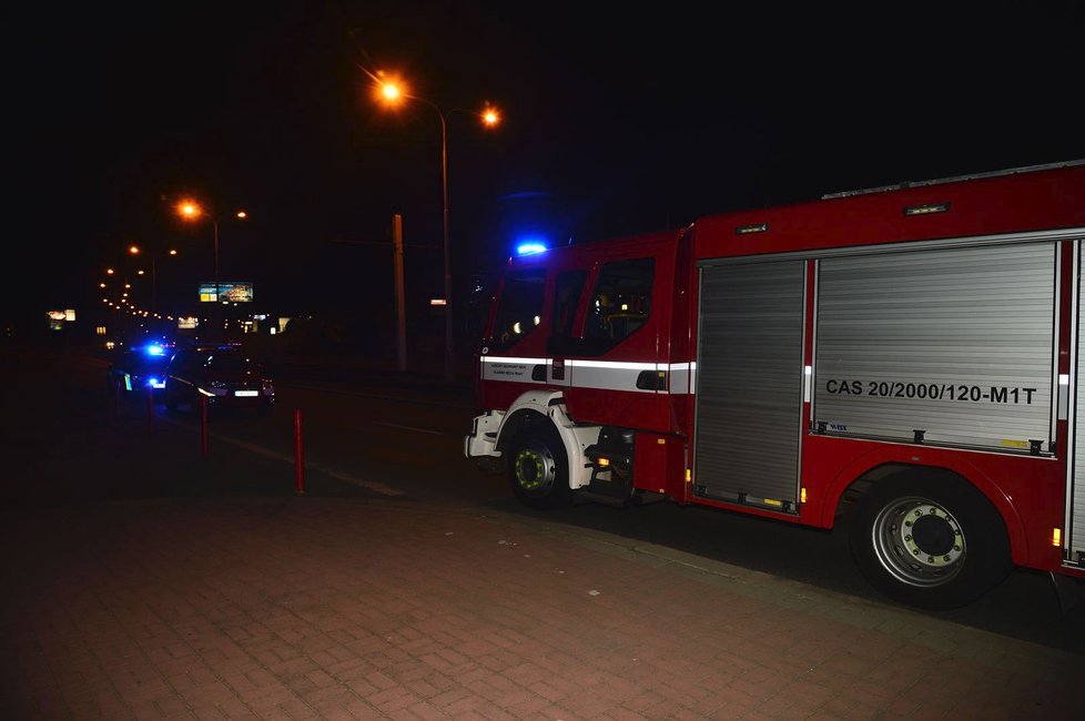 Příbytek, který zřejmě obývali bezdomovci, se sesunul k zemi. Kynologové se psem prohledávali sutiny.