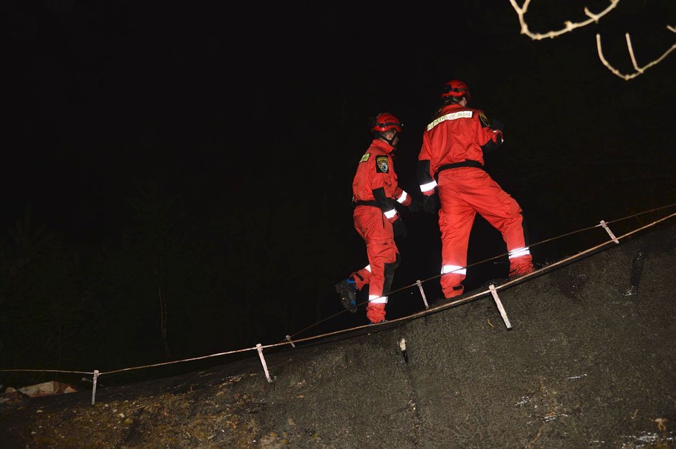 Příbytek, který zřejmě obývali bezdomovci, se sesunul k zemi. Kynologové se psem prohledávali sutiny.