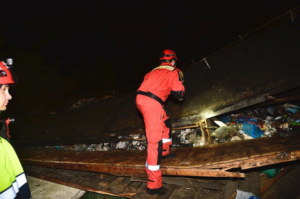 Příbytek, který zřejmě obývali bezdomovci, se sesunul k zemi. Kynologové se psem prohledávali sutiny.