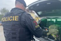 Český řidič bez řidičáku převážel v kufru dvacet milionů: Zadržela ho německá policie!