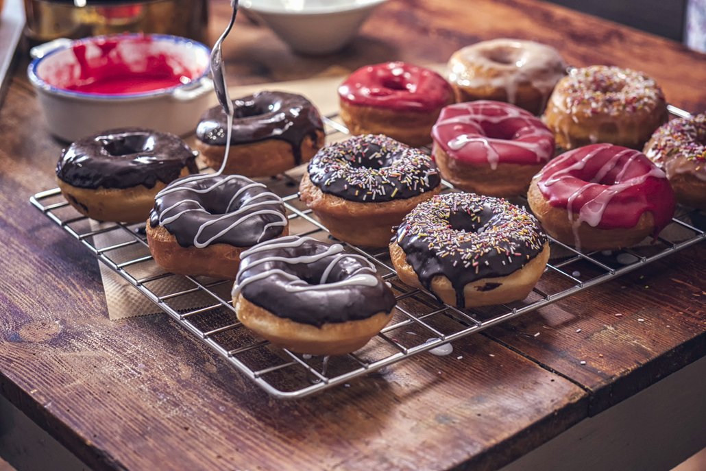 Stále populárnější jsou také donuty, americké koblihy s dírou, které hezky vypadají především díky různý polevám a pestrému zdobení