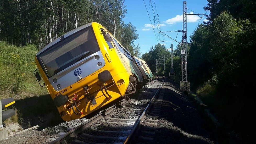 V Lázních Kynžvart vykolejil ve stanici vlak, dva lehce zranění.