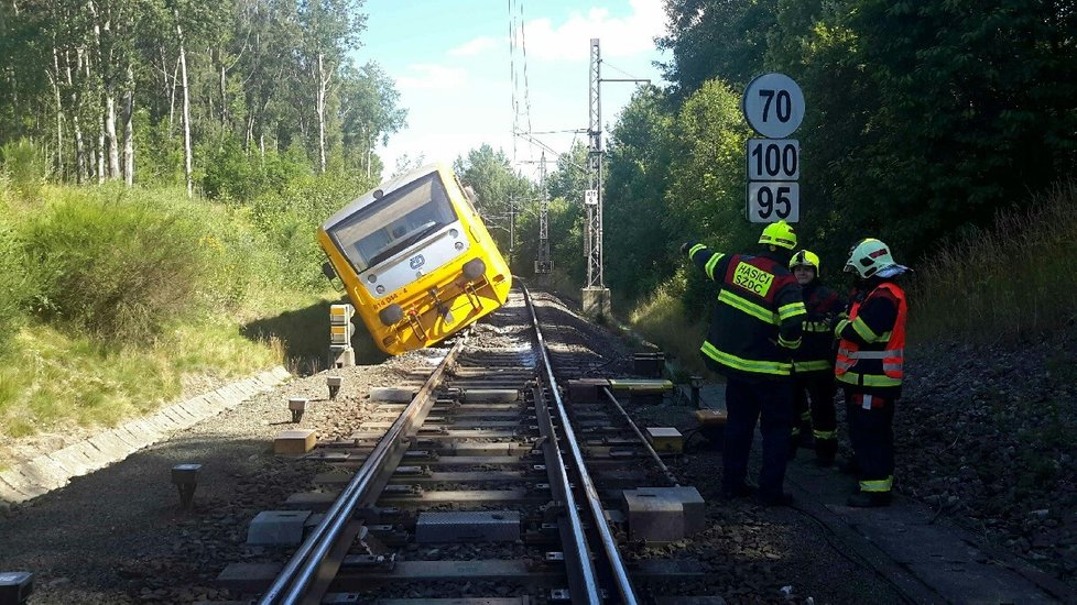 V Lázních Kynžvart vykolejil ve stanici vlak, dva lehce zranění