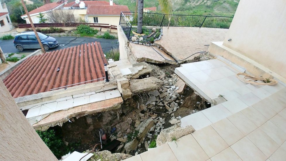 Vysněné bydlení v dovolenkovém ráji se jim doslova bortí před očima. Rodina žaluje kyperskou vládu, že jí povolila stavět na nebezpečném místě