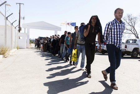 Kypr čelí migrační krizi. Uprchlická centra jsou přeplněná a lidé musí stanovat v parcích.