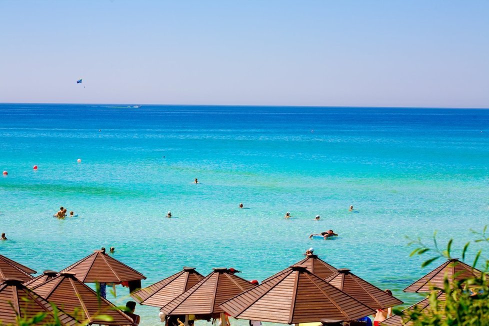 Nádherná pláž Nissi Beach v turistické oblasti Agia Napa.