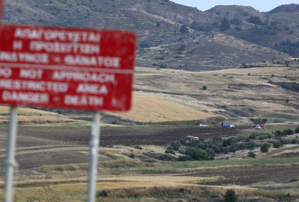 Kyperští policisté hledají těla obětí sériového vraha.
