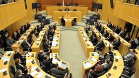 Kyperský parlament původně návrh Evropské unie o zdanění vkladů odmítl.