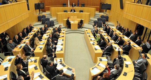 Kyperský parlament jedná o osudu země