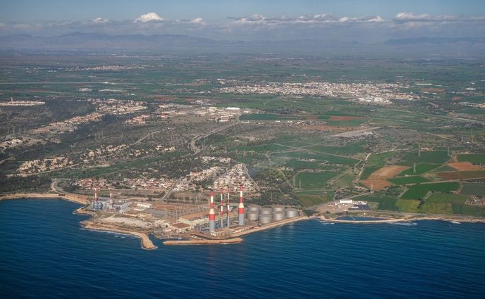 Izolovaný Kypr je zatím závislý na elektřině z dovezené ropy.