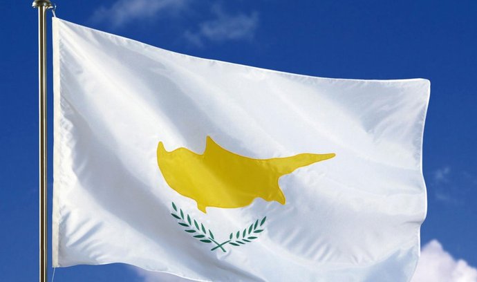 Mezinárodní ratingová agentura Moody's Investors Service dnes srazila hodnocení úvěrové spolehlivosti Kypru do spekulativního pásma a dala najevo, že jej může dál degradovat. Svůj krok podobně jako minulá zhoršení kyperských ratingů odůvodnila silnou zranitelností místního bankovního systému řeckou dluhovou krizí a rizikem, že by kyperské banky musely dostat pomoc od státu.