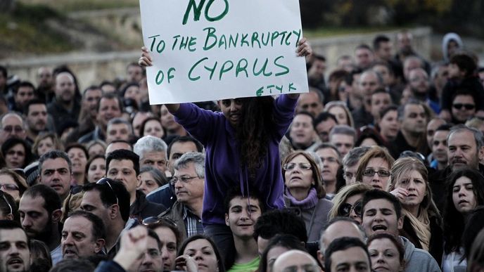 Kypřané protestují proti zdanění vkladů