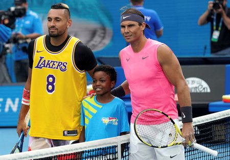 Australský tenista Nick Kyrgios odehrál zápas na Australian Open s Rafaelem Nadalem v dresu Bryanta