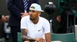 Kyrgios se ve Wimbledonu opět neudržel a po výhře si odplivl směrem k divákovi 