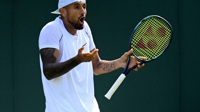 Kyrgios se ve Wimbledonu opět neudržel a po výhře si odplivl směrem k divákovi