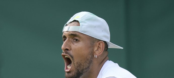 Kyrgios se ve Wimbledonu opět neudržel a po výhře si odplivl směrem k divákovi 