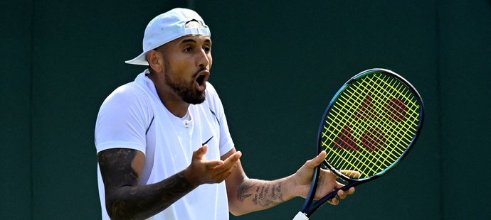 Kyrgios se ve Wimbledonu opět neudržel a po výhře si odplivl směrem k divákovi 