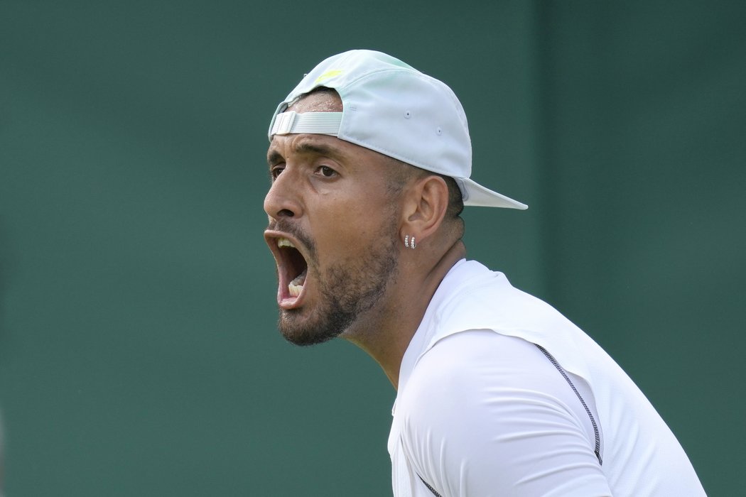 Kyrgios se ve Wimbledonu opět neudržel a po výhře si odplivl směrem k divákovi