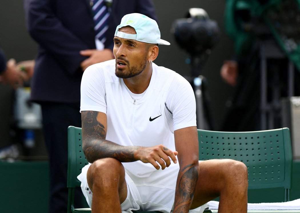 Kyrgios se ve Wimbledonu opět neudržel a po výhře si odplivl směrem k divákovi