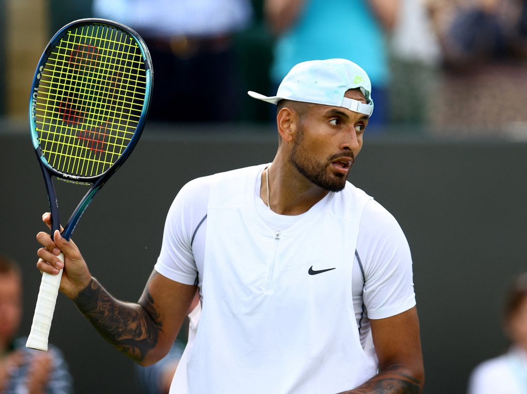 Kyrgios se ve Wimbledonu opět neudržel a po výhře si odplivl směrem k divákovi 