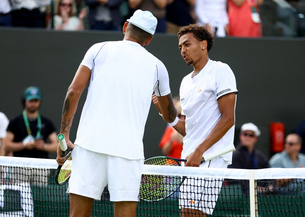 Kyrgios se ve Wimbledonu opět neudržel a po výhře si odplivl směrem k divákovi