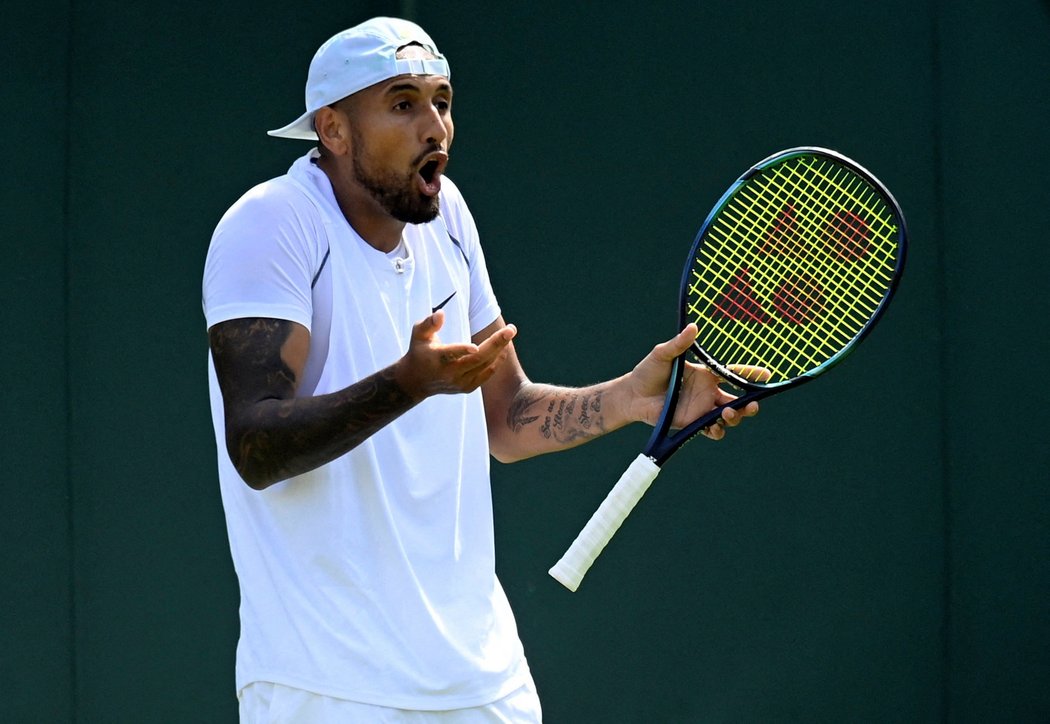 Kromě hulvátských příznivců vzbudil rozruch i známý bouřlivák Nick Kyrgios, který plivl směrem k jednomu z diváků