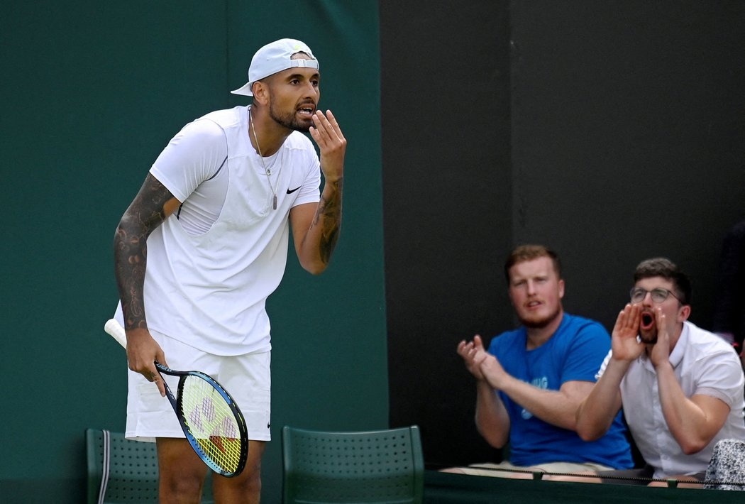 Kyrgios se ve Wimbledonu opět neudržel a po výhře si odplivl směrem k divákovi 