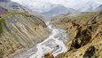Pohled na údolí během treku přes Travellers Pass poblíž hranice s Tádžikistánem