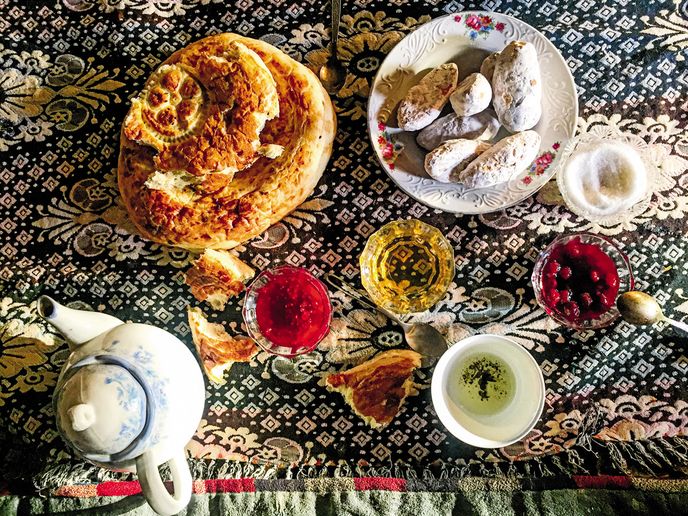 Tradiční snídaně nabitá kaloriemi: lepjošky, džemy a zelený čaj