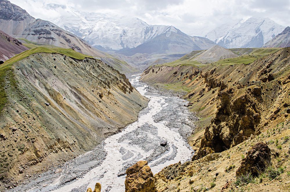 Pohled na údolí během treku přes Travellers Pass poblíž hranice s Tádžikistánem