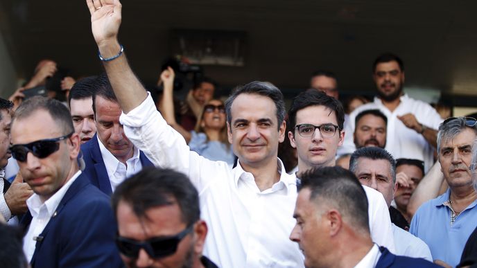 Novou demokracii vede jednapadesátiletý bývalý bankéř a člen známé řecké politické dynastie Kyriakos Mitsotakis Novou demokracii vede jednapadesátiletý bývalý bankéř a člen známé řecké politické dynastie Kyriakos Mitsotakis