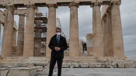 Řecký premiér Kyriakos Mitsotakis na athénské Akropoli před chrámem Parthenón